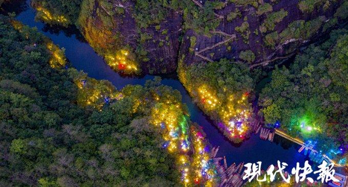 大雪纷飞，两位老人在风雪中蹒跚前行，热心男子开车路过主动停车询问并送老人回家